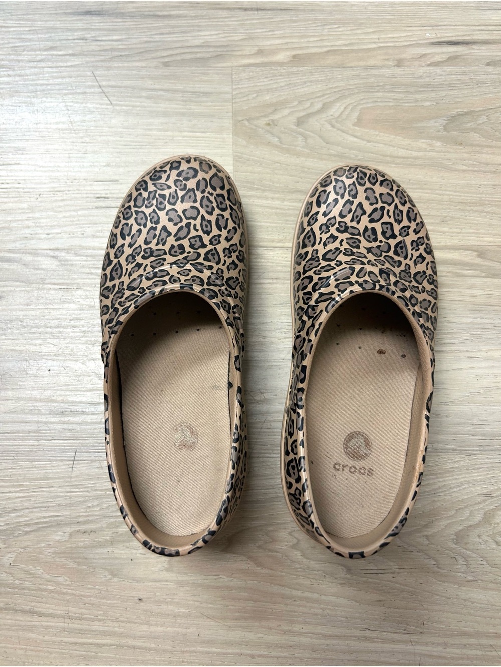Crocs Neria Pro Work Clogs Leopard Animal Print Women Sz 7 Slip Resistant Casual - Picture 7 of 14